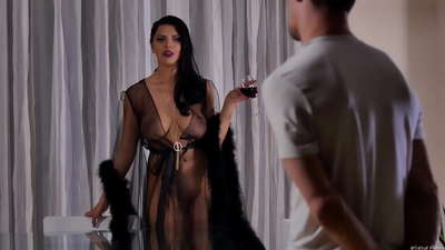 سلٽ ڪِيرا راڻي پنهنجي پاڙيسري کي چانهه جي دعوت ڏني ۽ کيس رات جي ماني جي ٽيبل تي ويهاريو